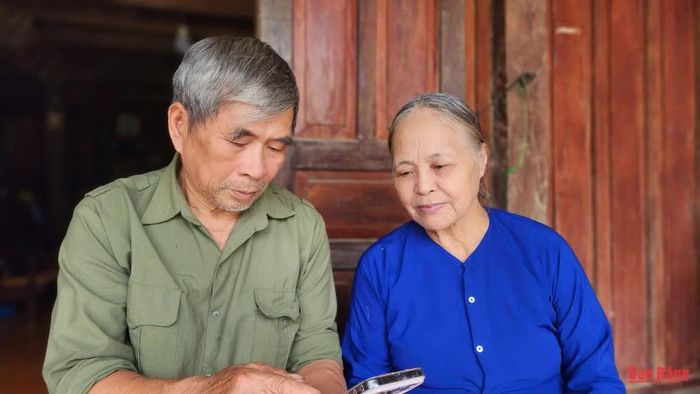 Ông Nông Đình Chiến và bà Dương Thị Hỷ cùng xem lại bức ảnh được chụp cùng Đại tướng Võ Nguyên Giáp đã lưu giữ nhiều năm.