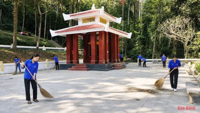 Đoàn viên, thanh niên xã Tam Kim vệ sinh, chỉnh trang cảnh quan Khu di tích Quốc gia đặc biệt rừng Trần Hưng Đạo.