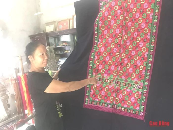 Nghệ nhân Ưu tú Nông Thị Thược gắn bó với nghề dệt thổ cẩm truyền thống, góp phần gìn giữ kỹ thuật, hoa văn và truyền nghề cho thế hệ trẻ.
