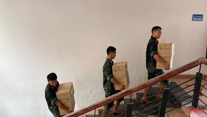 Cán bộ, chiến sĩ giúp vận chuyển thuốc men tại Trung tâm Y tế khu vực Tràng Định đến vị trí an toàn.
