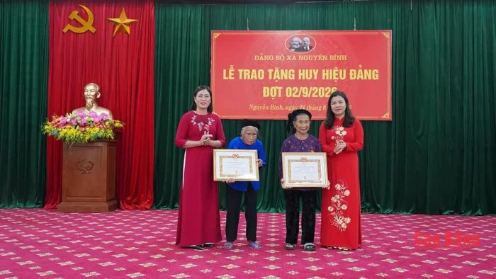 Lãnh đạo Đảng ủy xã trao tặng Huy hiệu 60 năm tuổi Đảng cho đảng viên.