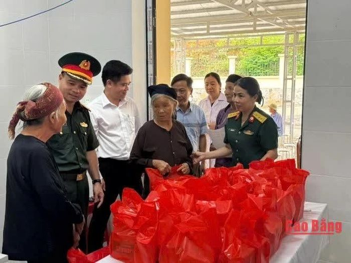  Thượng tá Chu Văn Chinh, Chủ nhiệm Hậu cần - Kỹ thuật Sư đoàn cùng lực lượng quân y tổ chức khám bệnh, tư vấn cấp thuốc miễn phí cho gia đình chính sách, người có công trên địa bàn xã Đàm Thủy.