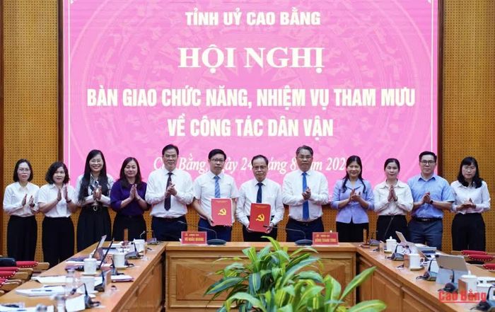 Lãnh đạo Ban Tuyên giáo Tỉnh ủy, Đảng ủy MTTQ, các đoàn thể tỉnh ký biên bản bàn giao.