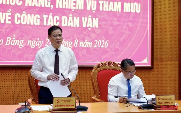 Phó Bí thư Tỉnh ủy, Bí thư Đảng ủy MTTQ, các đoàn thể tỉnh, Chủ tịch Ủy ban MTTQ tỉnh Vũ Hồng Quang phát biểu tại hội nghị.