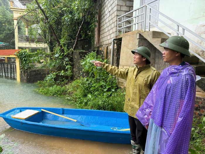 Lãnh đạo Đảng ủy xã Phục Hòa kiểm tra tình hình ngập úng, chỉ đạo công tác ứng phó mưa lũ trên địa bàn.