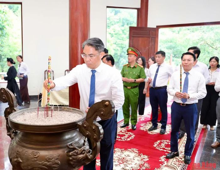 Bí thư Tỉnh ủy, Chủ tịch HĐND tỉnh Phan Thăng An dâng hương tưởng nhớ Đại tướng Võ Nguyên Giáp.
