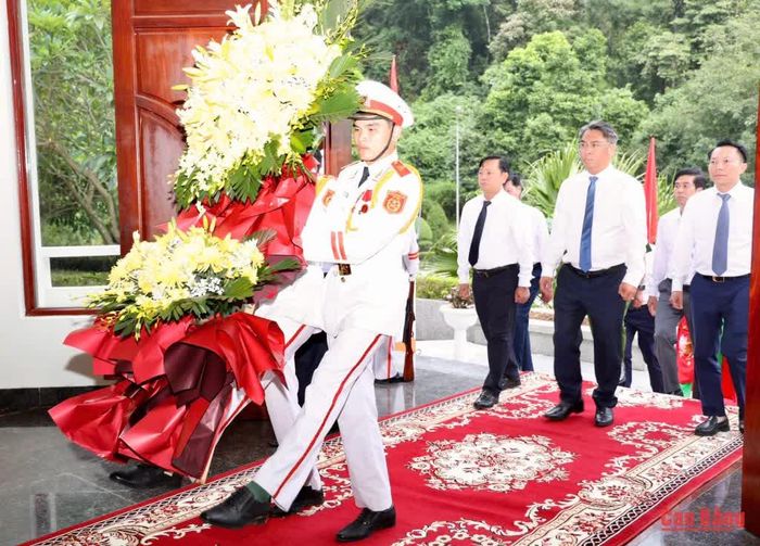 Đoàn đại biểu tỉnh dâng hoa tại Đền thờ Đại tướng Võ Nguyên Giáp, xã Tam Kim.