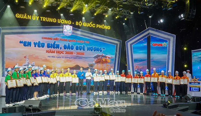 Các thí sinh tham dự vòng Chung kết nhận Bằng khen của Hội đồng Trung ương Đội Thiếu niên Tiền phong Hồ Chí Minh. 