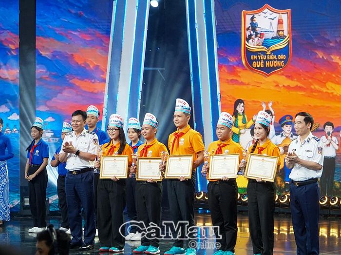 Trung tướng Lê Đình Cường, Tư lệnh Cảnh sát biển Việt Nam và Trung tướng Bùi Quốc Oai, Chính uỷ Cảnh sát biển Việt Nam, trao giải Ba cho đội Mắt Biển (tỉnh Cà Mau).