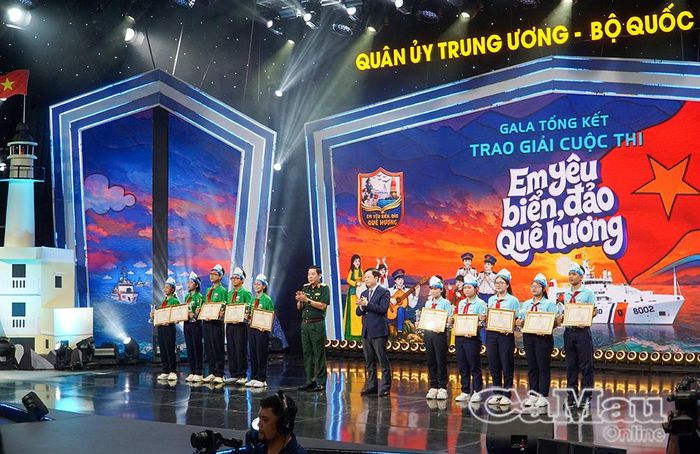 Thượng tướng Nguyễn Văn Gấu, Uỷ viên Ban Chấp hành Trung ương Đảng, Thứ trưởng Bộ Quốc phòng và đồng chí Nguyễn Thanh Lâm, Uỷ viên Ban Chấp hành Trung ương Đảng, Phó Trưởng ban Tuyên giáo Trung ương, Tổng Giám đốc Đài Truyền hình Việt Nam, trao giải Nhì cho đội Biển Xanh (tỉnh Lâm Đồng) và đội Sóng Biển (Thành phố Hồ Chí Minh). 