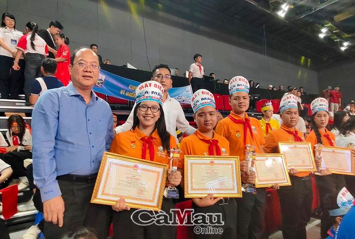 Bí thư Tỉnh uỷ Cà Mau Nguyễn Hồ chụp ảnh lưu niệm, biểu dương thầy và trò đội Mắt Biển tại đêm Gala.