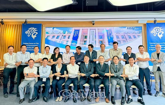 Đoàn công tác tỉnh Cà Mau chụp ảnh lưu niệm cùng lãnh đạo Viện Nhân tài Tương lai và các giáo sư Đại học Hanyang tại lễ khai giảng khoá bồi dưỡng.