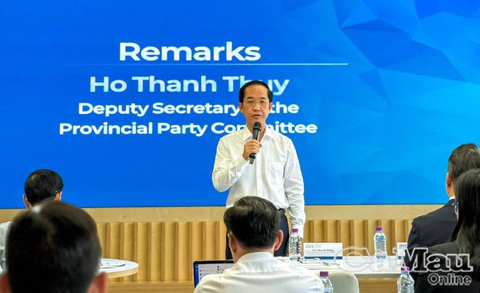 Đồng chí Hồ Thanh Thủy, Phó Bí thư Tỉnh uỷ, Chủ tịch Uỷ ban MTTQ Việt Nam tỉnh Cà Mau, Trưởng đoàn công tác, phát biểu tại lễ khai giảng khoá bồi dưỡng.