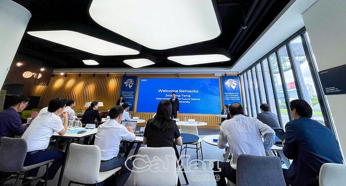 Ông Joosung Yang, Viện trưởng Viện Nhân tài Tương lai thuộc Đại học Hanyang (Hàn Quốc), phát biểu chào mừng Đoàn công tác tỉnh Cà Mau.