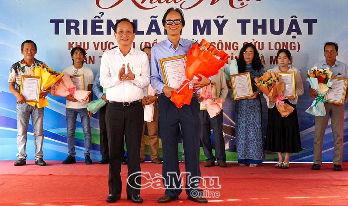 Đồng chí Phạm Văn Thiều, Phó Bí thư Tỉnh uỷ, Chủ tịch HĐND tỉnh, trao giải Nhất Giải thưởng Mỹ thuật tỉnh Cà Mau năm 2026 cho hoạ sĩ Lại Lâm Tùng.