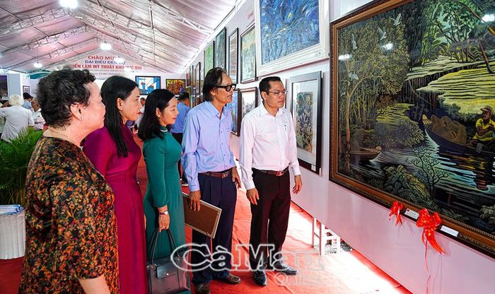 Phó Chủ tịch UBND tỉnh Cà Mau Ngô Vũ Thăng (bìa phải) cùng các đại biểu tham quan triển lãm.