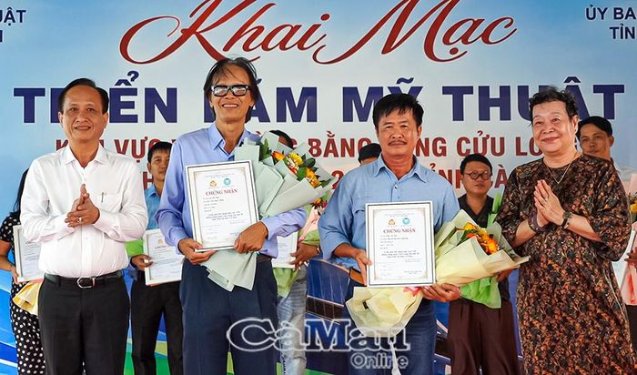 Đồng chí Phạm Văn Thiều, Phó Bí thư Tỉnh uỷ, Chủ tịch HĐND tỉnh và nhà phê bình mỹ thuật Mai Thị Ngọc Oanh, Phó Chủ tịch Thường trực Hội Mỹ thuật Việt Nam, trao giải B Cuộc thi Mỹ thuật ĐBSCL - khu vực VIII lần thứ 30 cho hoạ sĩ Lại Lâm Tùng (Cà Mau) và hoạ sĩ Phan Văn Tiến (Vĩnh Long).