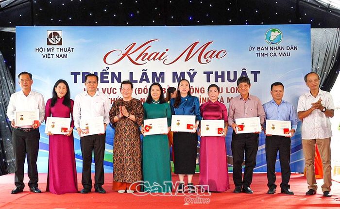 Nhà phê bình mỹ thuật Mai Thị Ngọc Oanh, Phó Chủ tịch Thường trực Hội Mỹ thuật Việt Nam và hoạ sĩ Nguyễn Trung Tín, Phó Chủ tịch Hội Mỹ thuật Việt Nam, trao kỷ niệm chương cho các cá nhân có thành tích đóng góp cho sự phát triển của mỹ thuật tỉnh Cà Mau.
