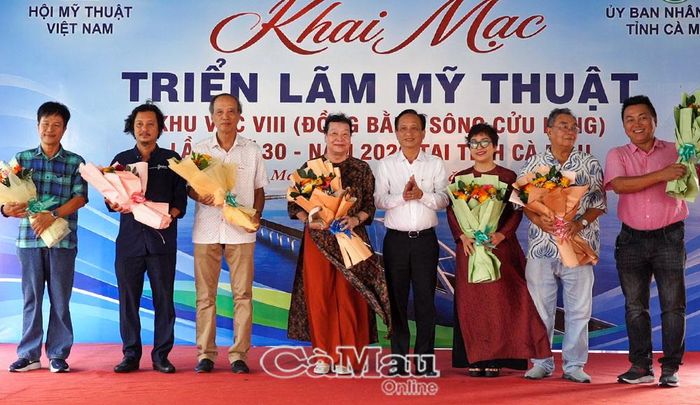 Đồng chí Phạm Văn Thiều, Phó Bí thư Tỉnh uỷ, Chủ tịch HĐND tỉnh, tặng hoa Hội đồng chấm giải Mỹ thuật.