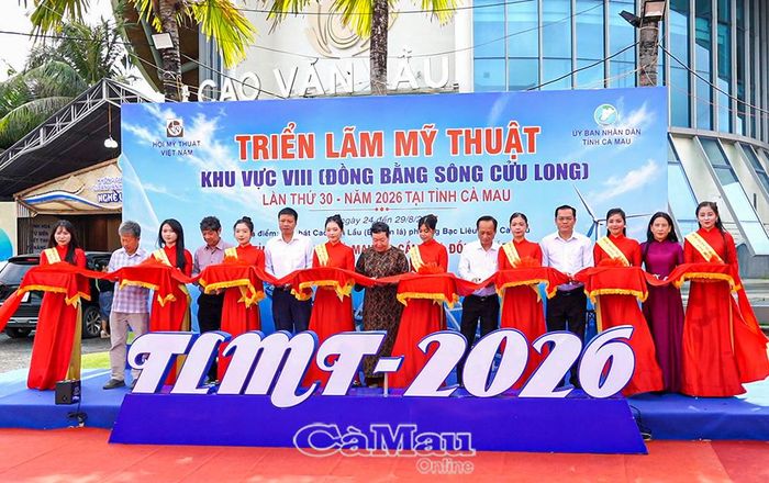 Các đồng chí lãnh đạo tỉnh Cà Mau và đại biểu cắt băng khai mạc Triển lãm Mỹ thuật khu vực VIII - ĐBSCL lần thứ 30 năm 2026.