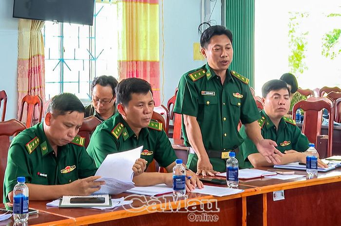 Trung tá Nguyễn Thanh Hải, Đồn trưởng Đồn Biên phòng Khánh Hội, trao đổi về công tác quản lý tàu cá trên địa bàn.