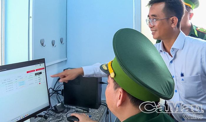  Ông Phạm Văn Mười, Phó Giám đốc Sở Nông nghiệp và Môi trường, Trưởng đoàn khảo sát, kiểm tra số liệu xuất, nhập bến tại Trạm Biên phòng Sông Đốc.