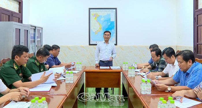   Ông Phạm Văn Mười, Phó Giám đốc Sở Nông nghiệp và Môi trường, Trưởng đoàn khảo sát, trao đổi sau buổi khảo sát tại Cảng cá Sông Đốc.