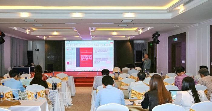Phó vụ trưởng Vụ Công tác thanh niên và Bình đẳng giới Nghiêm Xuân Nam truyền đạt nội dung tập huấn.