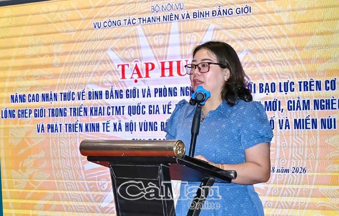 Bà Trần Yến Hoà, Phó Giám đốc Sở Nội vụ tỉnh Cà Mau, dự và phát biểu khai mạc lớp tập huấn.