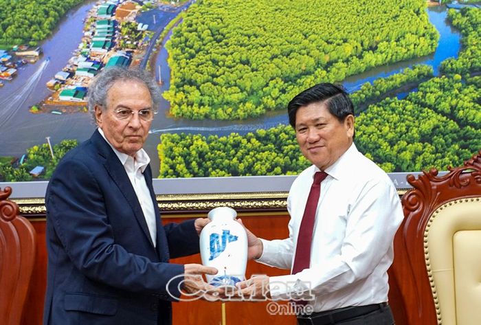 Phó Chủ tịch UBND tỉnh Cà Mau Lê Văn Sử tặng quà lưu niệm cho ông Santiago Salem Kronfle, Nhà sáng lập kiêm Tổng Giám đốc Công ty Santa Priscila.
