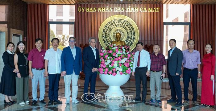 Phó Chủ tịch UBND tỉnh Cà Mau Lê Văn Sử chụp ảnh lưu niệm cùng ông Santiago Salem Kronfle, Nhà sáng lập kiêm Tổng Giám đốc Công ty Santa Priscila (Ecuador) và các thành viên đoàn công tác.