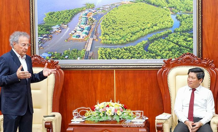  Ông Santiago Salem Kronfle, Nhà sáng lập kiêm Tổng Giám đốc Công ty Santa Priscila, phát biểu tại buổi làm việc.