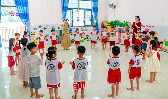 Các hoạt động tập thể tạo niềm vui cho trẻ mầm non trong những ngày đầu năm học. (Ảnh chụp tại Trường Mầm non Phường An Xuyên, Phân hiệu Hoa Hồng)
