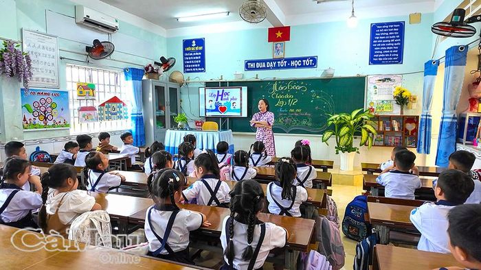 Các em học sinh Phân hiệu 1 Trường Tiểu học Phùng Ngọc Liêm bắt đầu làm quen với môi trường học tập mới.
