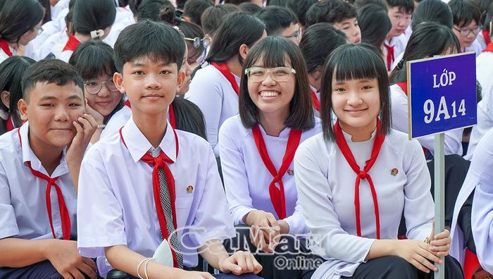 Các em học sinh bước vào năm học cuối cấp tại Trường THPT Hồ Thị Kỷ (phường An Xuyên) rạng rỡ trong ngày tựu trường. 