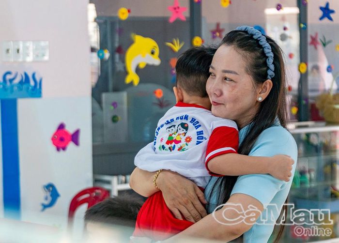  Sự gần gũi, yêu thương của cô giáo giúp trẻ mầm non cảm thấy an toàn khi bắt đầu làm quen với môi trường mới.