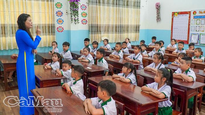 Không khí lớp học trở nên sôi nổi khi cô giáo tổ chức các trò chơi tương tác vui nhộn, giúp các bạn nhỏ nhanh chóng quen lớp.