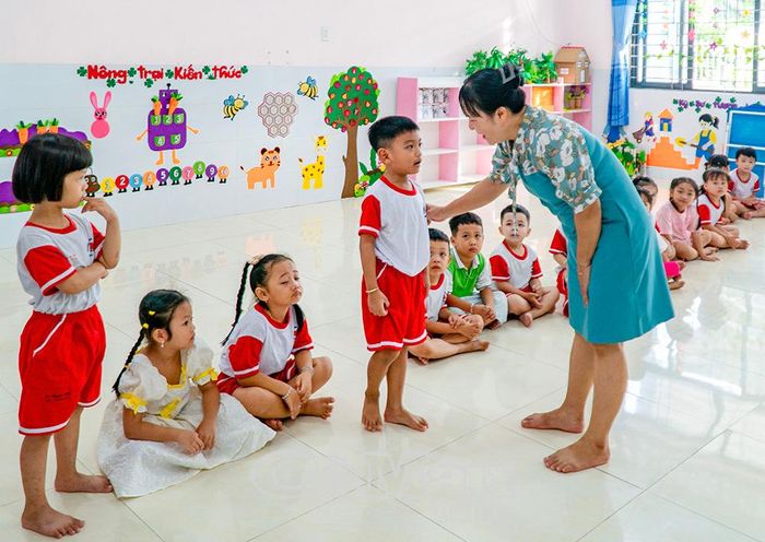  Những ngày đầu đến trường là khoảng thời gian để trẻ từng bước thích nghi với môi trường mầm non.
