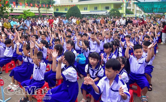 Các em học sinh lớp 1 Trường Tiểu học Phùng Ngọc Liêm (phường Bạc Liêu) tham gia các hoạt động nhẹ nhàng, vui tươi đầu năm để quen trường, quen lớp. 