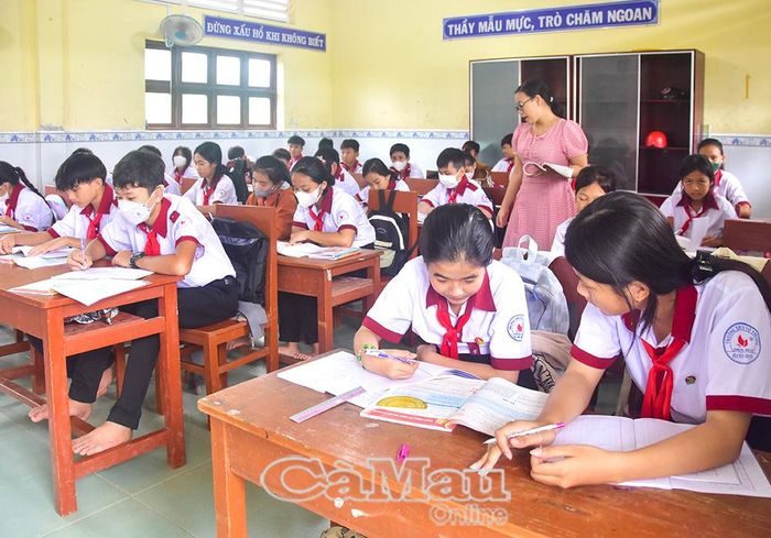  Học sinh khối lớp 9 Trường Tiểu học - THCS Võ Thị Sáu (xã Gành Hào) háo hức trở lại trường và bắt đầu đi vào nền nếp.