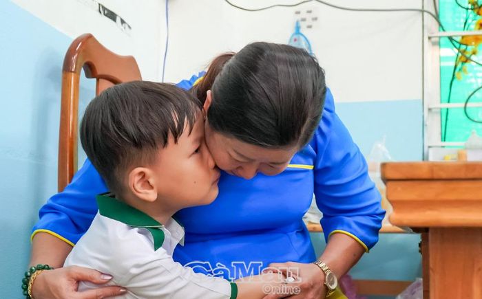Cô giáo ân cần chăm sóc, động viên trẻ trong ngày đầu tiên vào lớp 1.