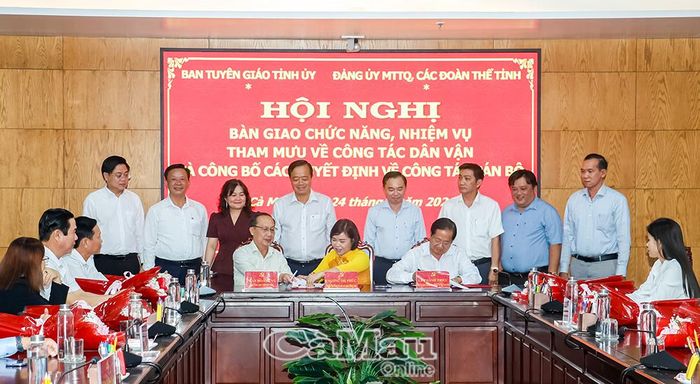 Tại hội nghị, Phó Bí thư Thường trực Tỉnh uỷ Huỳnh Quốc Việt cùng lãnh đạo các cơ quan, đơn vị chứng kiến ký 2 biên bản bàn giao.
