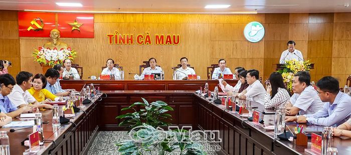 Các đồng chí lãnh đạo tỉnh chủ trì hội nghị.