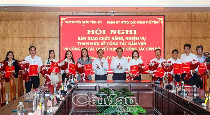 Đồng chí Hồ Trung Việt, Uỷ viên Ban Thường vụ Tỉnh uỷ,Trưởng Ban Tuyên giáo Tỉnh uỷ (bên phải) và đồng chí Lê Thanh Triều, Uỷ viên Ban Thường vụ Tỉnh uỷ, Phó Chủ tịch Thường trực Uỷ ban MTTQ Việt Nam tỉnh Cà Mau, trao Quyết định và tặng hoa các công chức được điều động đến Đảng uỷ MTTQ, các đoàn thể tỉnh.