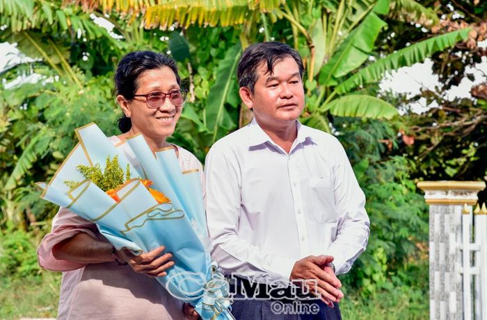 Phó Chủ tịch UBND xã Vĩnh Hậu Đỗ Quốc Thịnh tặng hoa tri ân nhà tài trợ.