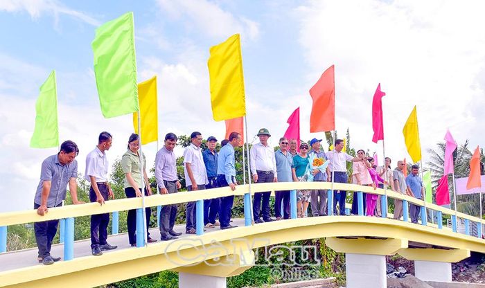 Các nhà tài trợ và đại biểu khảo sát, phấn khởi khi nhịp cầu mới kiên cố được đưa vào sử dụng, tạo thuận lợi cho người dân đi lại, giao thương.