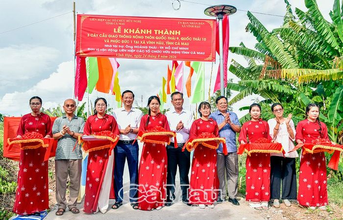 Phó Chủ tịch Uỷ ban MTTQ Việt Nam tỉnh Cà Mau, Chủ tịch Hội Chữ thập đỏ tỉnh Nguyễn Văn Khởi (thứ sáu từ phải sang) và đại biểu, nhà tài trợ cắt băng khánh thành 3 cầu giao thông nông thôn trên địa bàn xã Vĩnh Hậu.