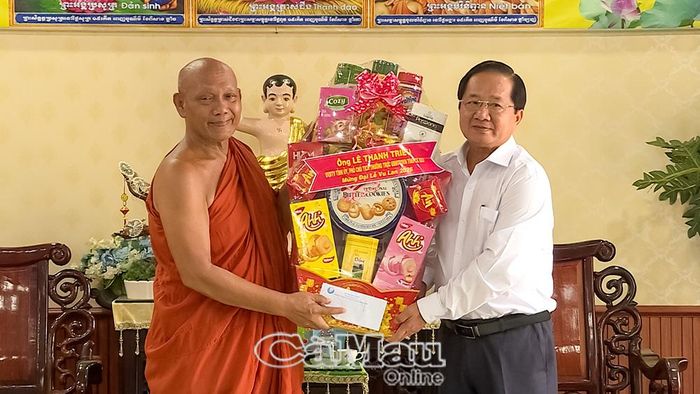 Dịp này, Phó Chủ tịch Thường trực Uỷ ban MTTQ Việt Nam tỉnh Cà Mau Lê Thanh Triều trao tặng chùa Monivongsa Bophram phần quà chúc mừng lễ Vu Lan năm 2026.