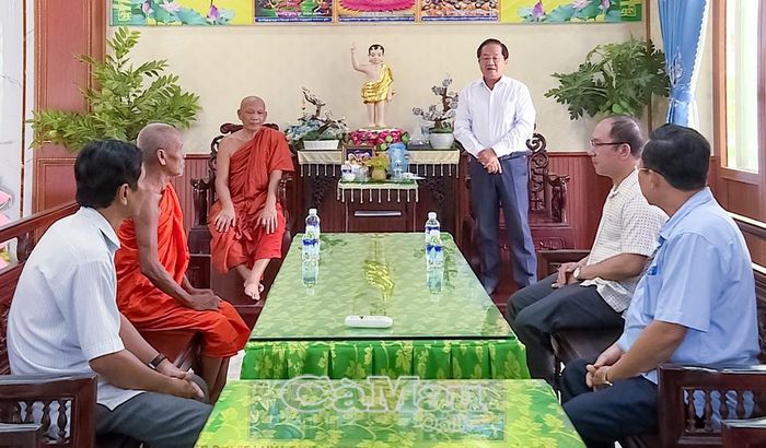 Phó Chủ tịch Thường trực Uỷ ban MTTQ Việt Nam tỉnh Cà Mau Lê Thanh Triều gửi lời chúc đến Hoà thượng Thạch Hà, Trụ trì chùa Monivongsa Bopharam.