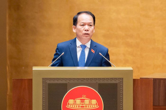 Bộ trưởng Bộ Tư pháp Hoàng Thanh Tùng trình bày Báo cáo tiếp thu, giải trình, chỉnh lý Dự thảo Luật. Ảnh: VPQH